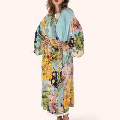 Robe comprido floral colorido com cinto e sapatos de plataforma creme