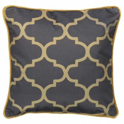 Almofada quadrada cinzenta com padrão geométrico bege e bordas amarelas