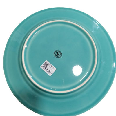 Prato cerâmico azul turquesa visto de baixo com etiqueta