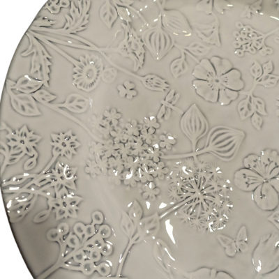 Prato de cerâmica branca com relevo floral