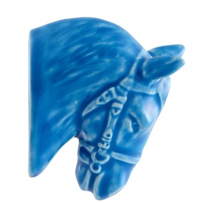 Figura decorativa azul da cabeça de um cavalo em fundo branco