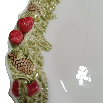 https://www.pinheirobravo.pt/product/bordallo-pinheiro-coroa-de-natal-prato-com-pe-35-5