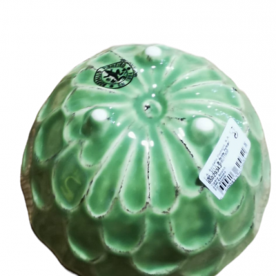 Forma de bolo cerâmica verde vidrada com relevo e etiquetas