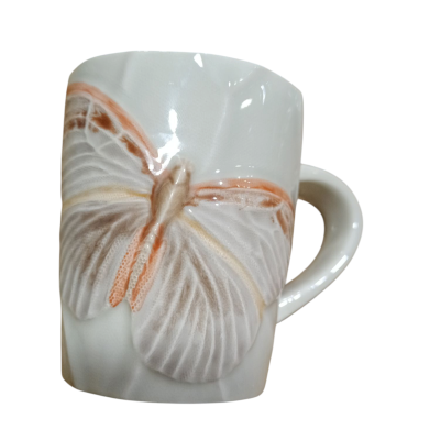 Caneca branca em cerâmica com relevo de borboleta castanha e creme