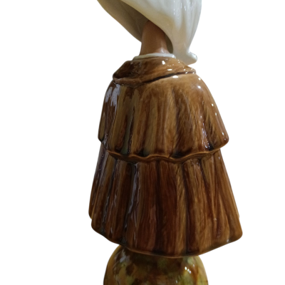 Estatueta cerâmica figura com capuz branco e capa castanha