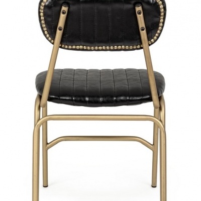 Cadeira preta com estrutura metálica dourada vista de trás