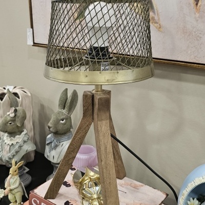Candeeiro de mesa com base de madeira e cúpula metálica em forma de rede