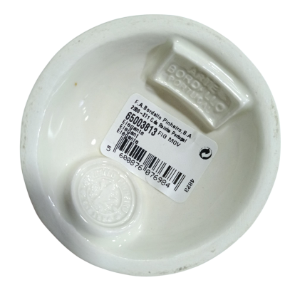 Base de prato em cerâmica branca com etiqueta e selo em relevo