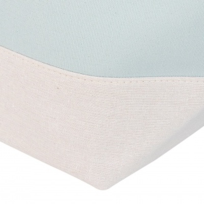 Protetor de colchão azul claro com laterais brancas texturizadas
