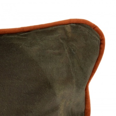 Almofada verde escuro com borda laranja-avermelhada