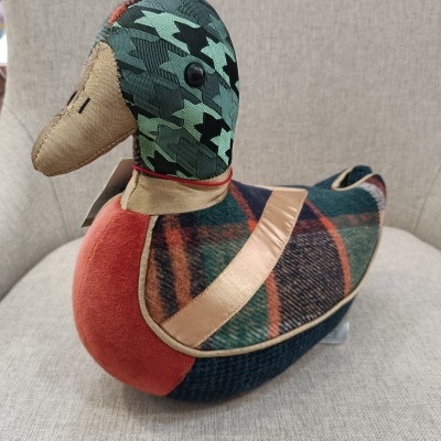 Pato decorativo de tecido colorido com padrão pied de poule e xadrez