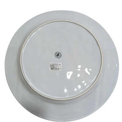 Dois pratos de porcelana brancos com linhas douradas na borda vistos por baixo