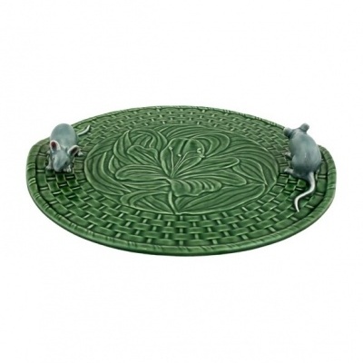 Prato decorativo verde com padrão de folhas e ratos cinzentos