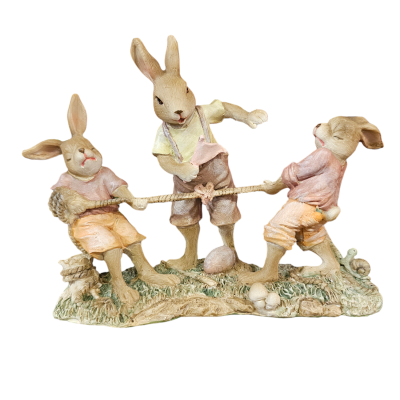 Figura decorativa de três coelhos a jogar cabo de guerra em tecido e resina