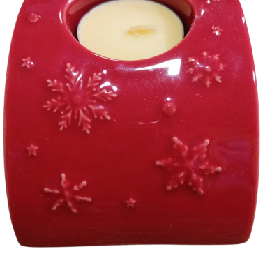 Suporte vermelho para vela com flocos de neve em relevo e vela creme inserida.