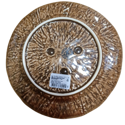 Prato de cerâmica castanho com textura e etiqueta na base