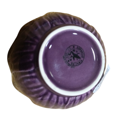 Tigela de cerâmica roxa com selo preto e textura ondulada