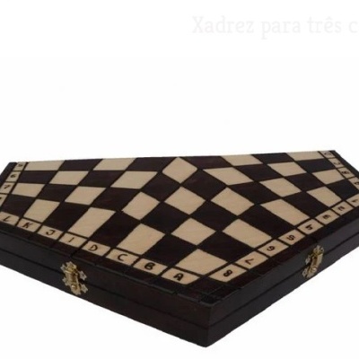 Tabuleiro de xadrez dobrável em madeira com padrão quadriculado castanho