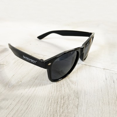 Óculos de sol preto com lentes escuras e marca 'SANDYBOY' na haste