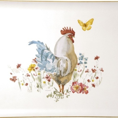 Tabuleiro branco com galo, flores e borboleta desenhados