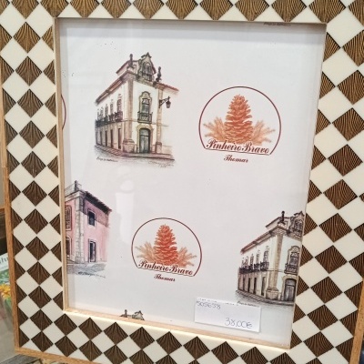 https://www.pinheirobravo.pt/product/moldura-em-xadrez-dourada-bege-em-osso-20-25cm