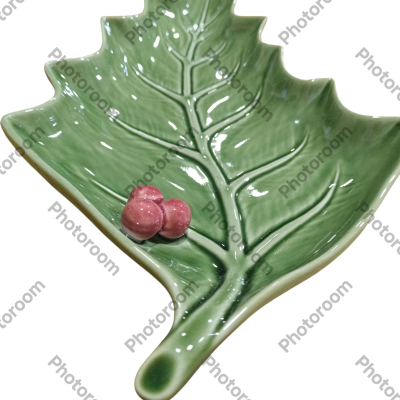 Prato cerâmico verde em forma de folha com decoração de bagas rosadas