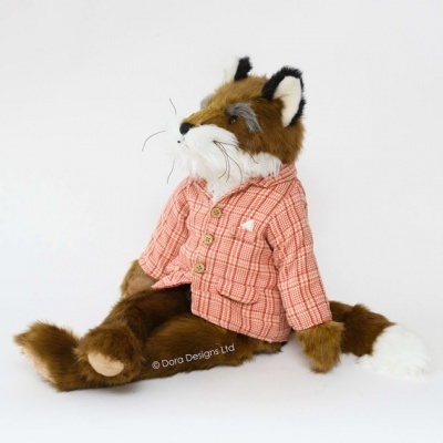 Peluche de raposa castanha e branca com casaco xadrez vermelho