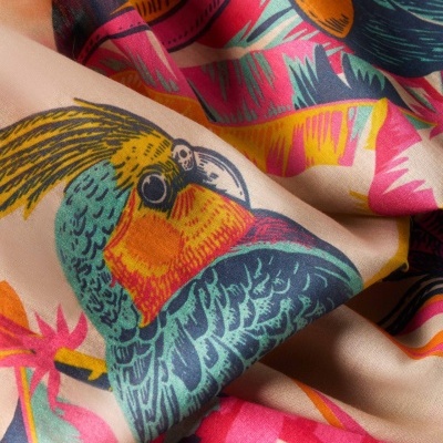 Tecido estampado com araras coloridas e fundo bege