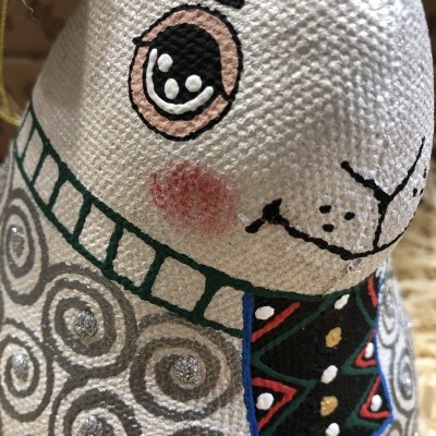 Urso decorativo de tecido com padrão e colar colorido