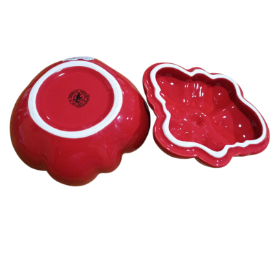 Conjunto de formas vermelhas em cerâmica com detalhes brancos