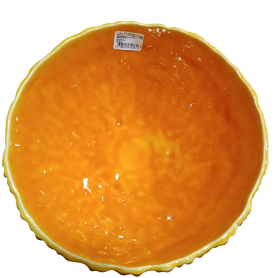 Prato de cerâmica amarelo com interior laranja e etiqueta adesiva