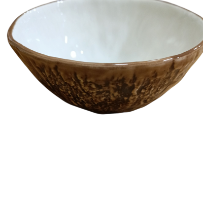 Taça de cerâmica branca e castanha com textura exterior