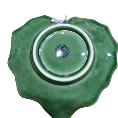 Prato verde ondulado em cerâmica com carimbo azul no centro