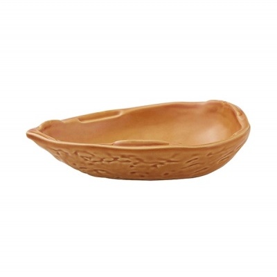 Tigela de cerâmica castanha rústica com bordas onduladas