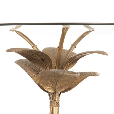 Mesa decorativa com base dourada em forma de folhas e tampo de vidro