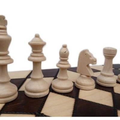 Peças de xadrez em madeira clara num tabuleiro quadriculado