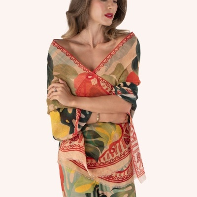 Vestuário feminino com padrão floral em cores vibrantes e fundo bege.