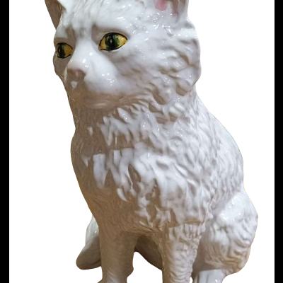 Estátua de gato em cerâmica branca com olhos verdes