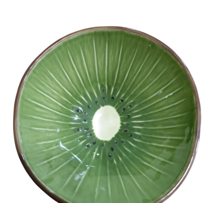 Prato cerâmico padrão kiwi verde com sementes negras no centro