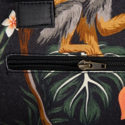 Bolsa com padrão floral e animal em tecido com fecho de correr preto