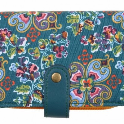 Carteira azul com padrão floral colorido e fecho de pressão.