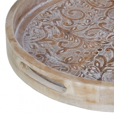 Bandeja redonda de madeira clara com padrão floral entalhado