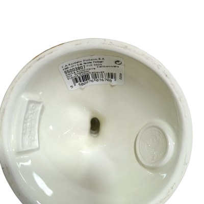 Interior de peça cerâmica branca com etiquetas adesivas e chapa embutida