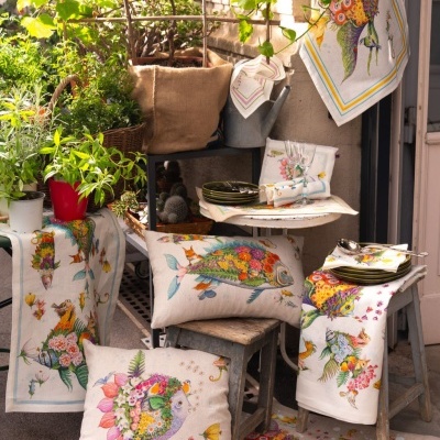 Têxteis para casa com estampado de peixes e flores coloridas com plantas em ambiente rústico