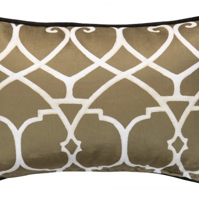 Almofada retangular bege com padrão branco e borda preta