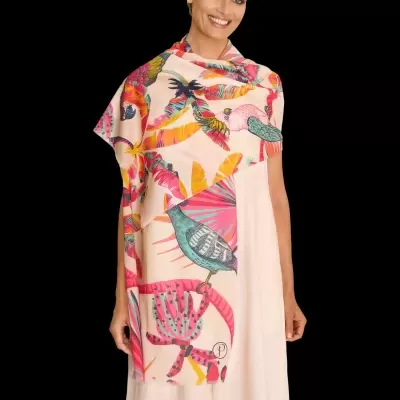 Estola colorida com padrão de pássaros e flores usada por mulher