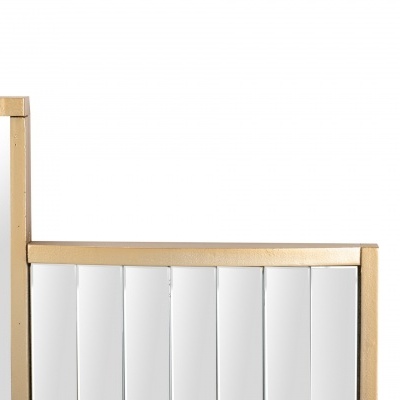 Espelho com moldura de madeira e painéis brancos verticais