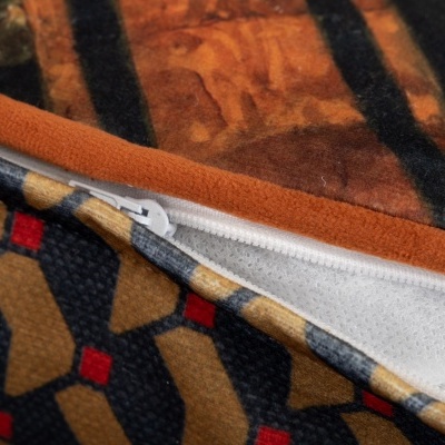 Duas capas de almofadas com padrões geométrico e abstrato, uma com fecho de correr branco visível