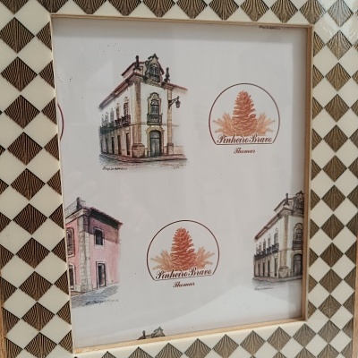 https://www.pinheirobravo.pt/product/moldura-em-xadrez-dourada-bege-em-osso-20-25cm