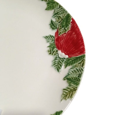 Prato branco decorado com folhas verdes e flor vermelha em relevo